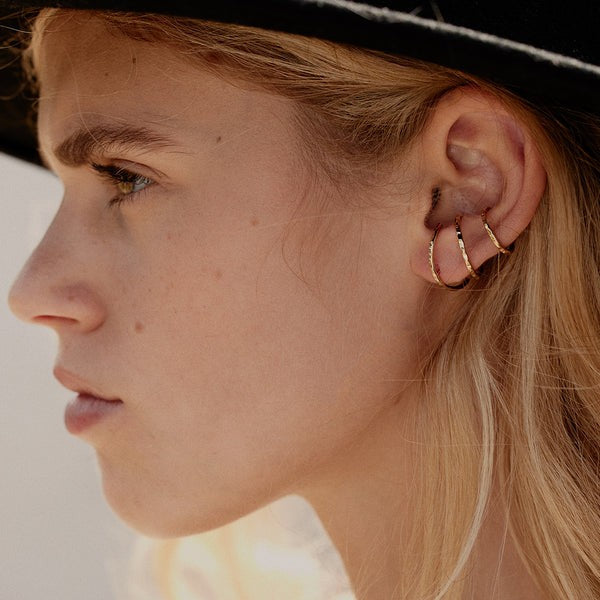 Boucles d’oreilles Illusion puces BDM Studio porté, vue complémentaire