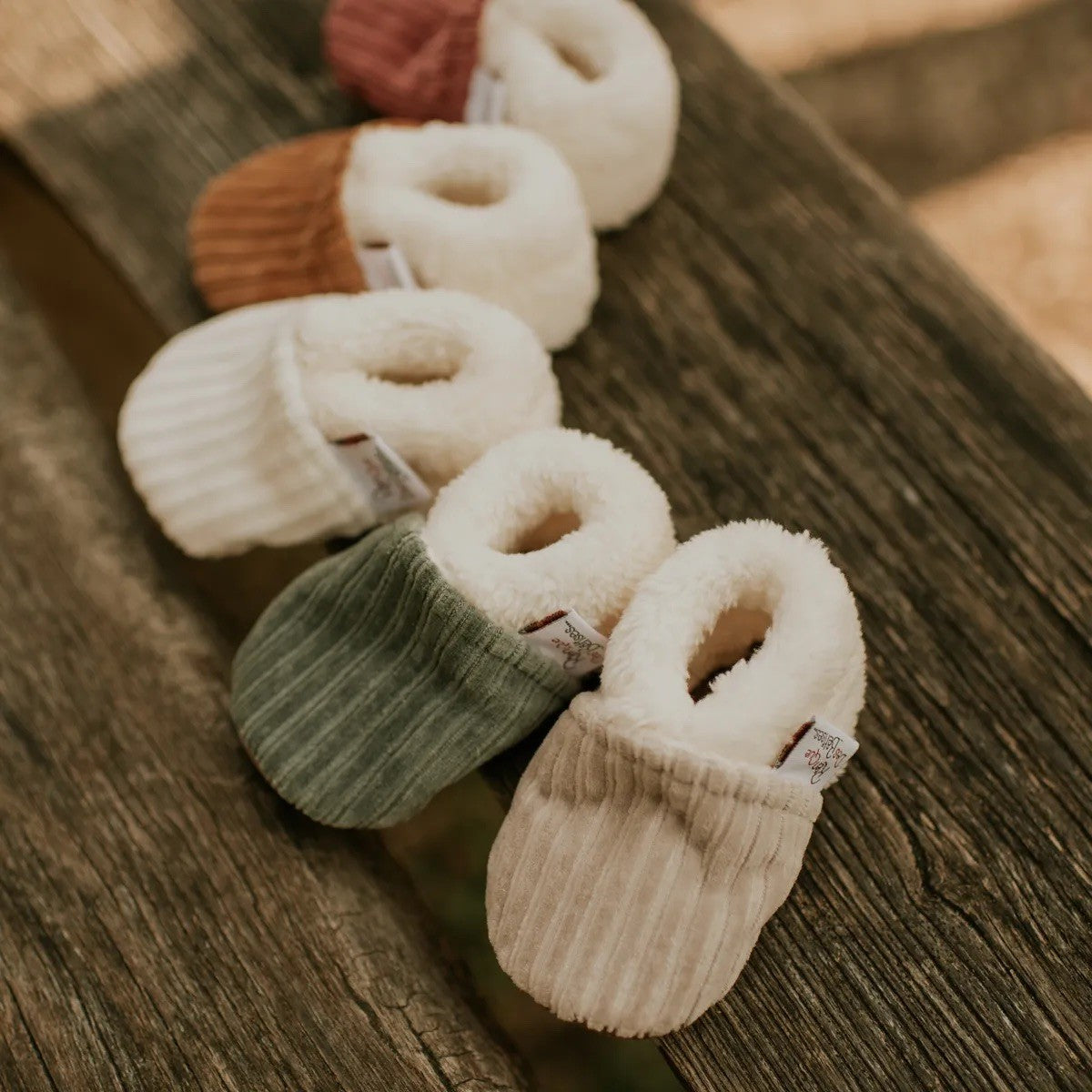 Chaussons bébé en velours (au choix)