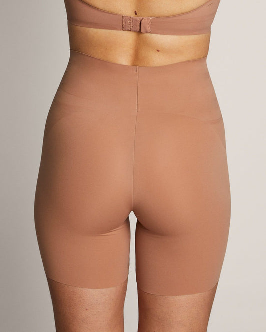 Shorty sculptant nude