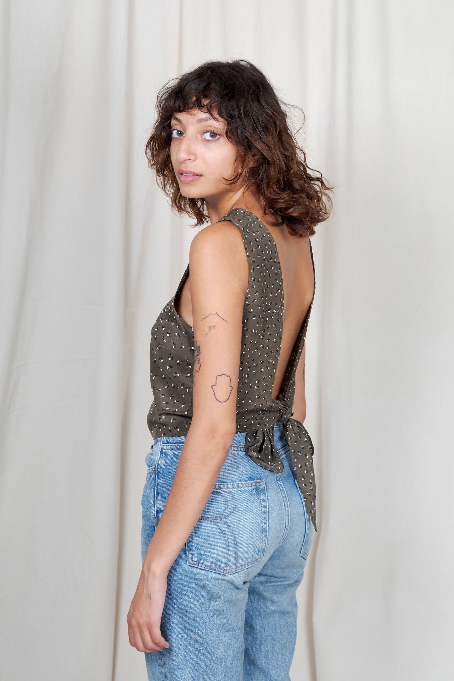 Top en soie dos nu Chioma liberty kaki