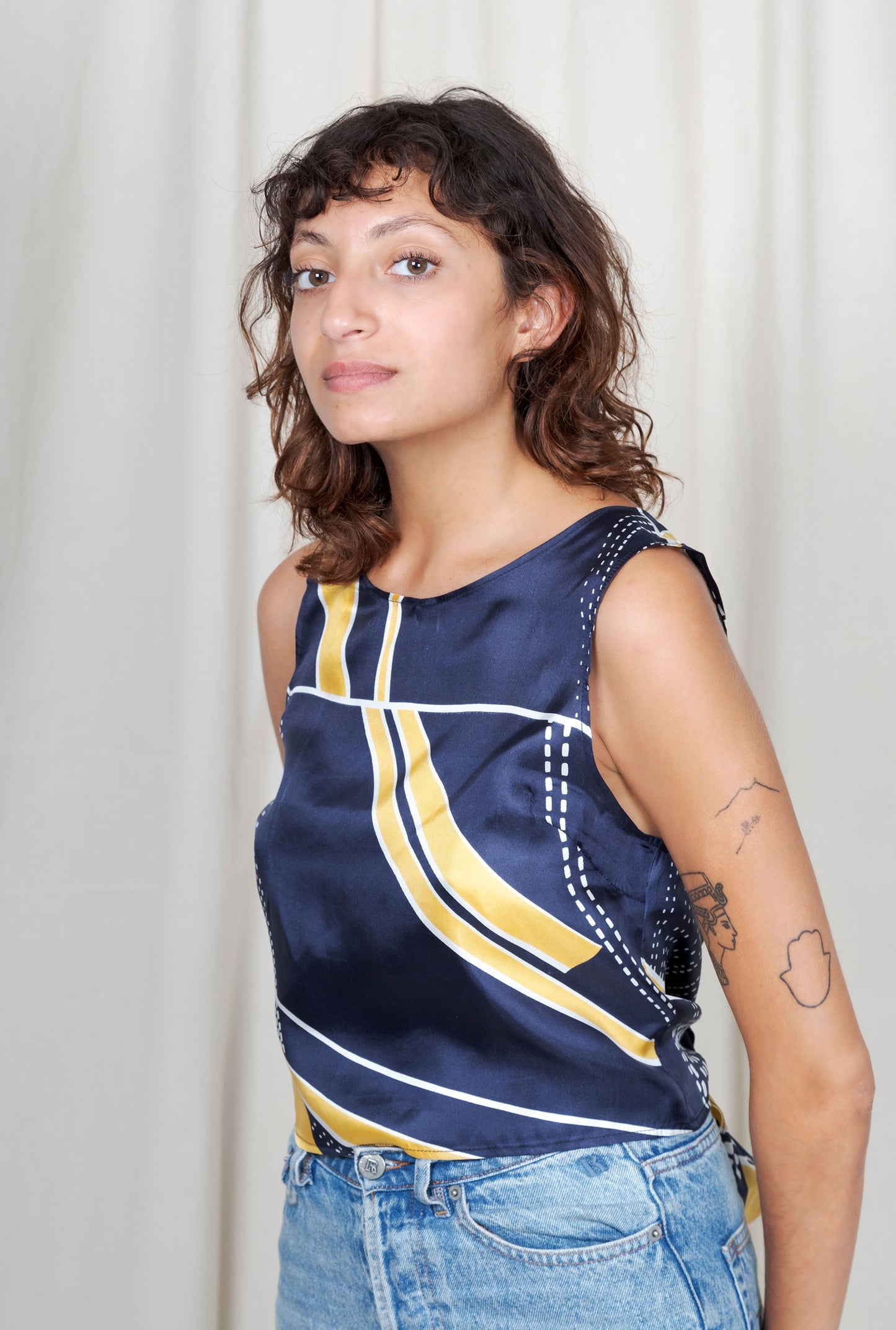 Top en soie dos nu Chioma navy & jaune