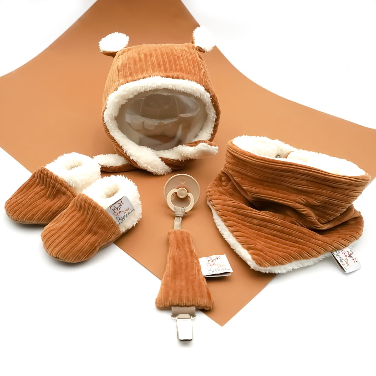 Chaussons bébé en velours (au choix)