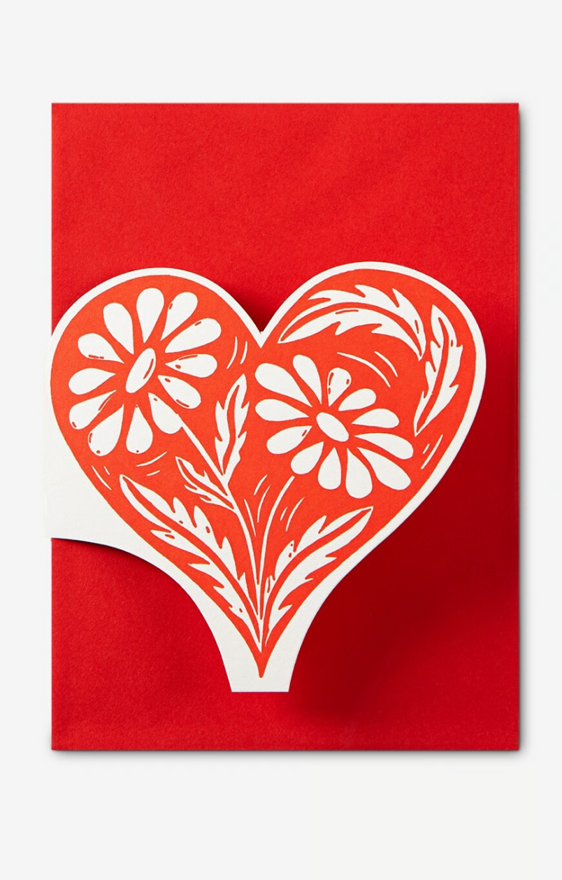 Carte Botanical Heart d’Archivist Gallery, illustration letterpress cœur botanique rouge et blanc, coeur rouge cut-out avec fleur blanche. papier recyclé avec enveloppe rouge assortie, intérieur vierge.