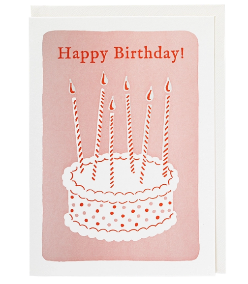 Carte Happy Birthday Cake d’Archivist Gallery, illustration letterpress d’un gâteau d’anniversaire décoré avec 6 bougies allumées, fond blanc, couleur Rouge rose et blanc. style artistique et ludique, papier recyclé, enveloppe assortie incluse, intérieur vierge.