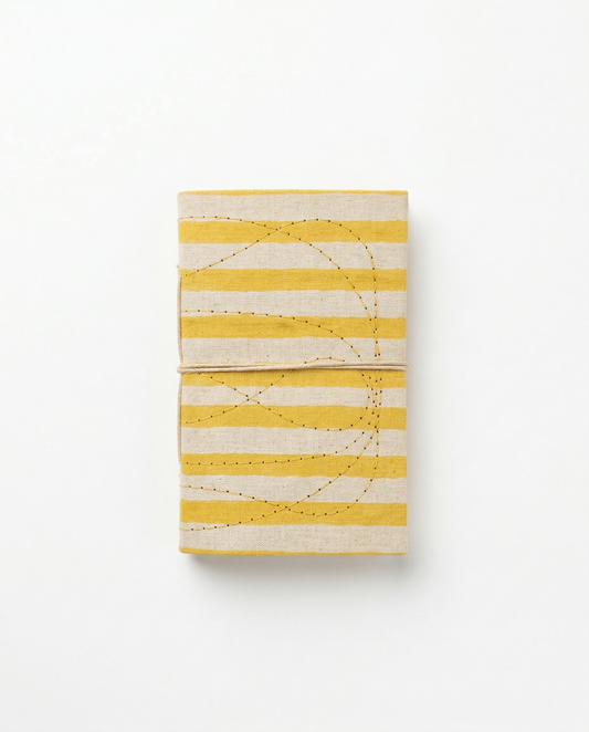 Carnet A6 Indira motif rayures jaune Stripe Yellow - Carnet fermé par un lien en coton - couverture en coton block print surpiqué- Mamamushi Studio