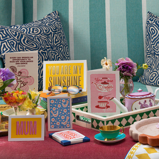 Carte Blue Bird Pattern Archivist Gallery dans une mise en scène sur table