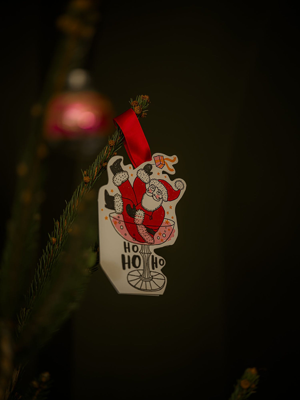 Carte Father Christmas Champagne Archivist Gallery suspendue dans un sapin