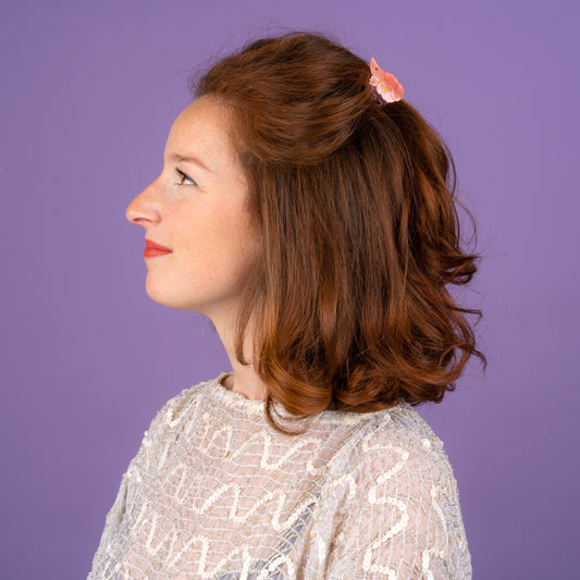 Mini pince à cheveux Crevette Coucou Suzette portée