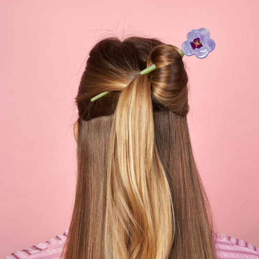 Pic à cheveux Pensée Coucou Suzette porté dans les cheveux