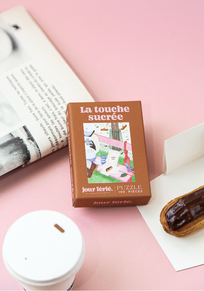 Boîte La touche sucrée Jour Férié mise en scène avec un café et un éclair