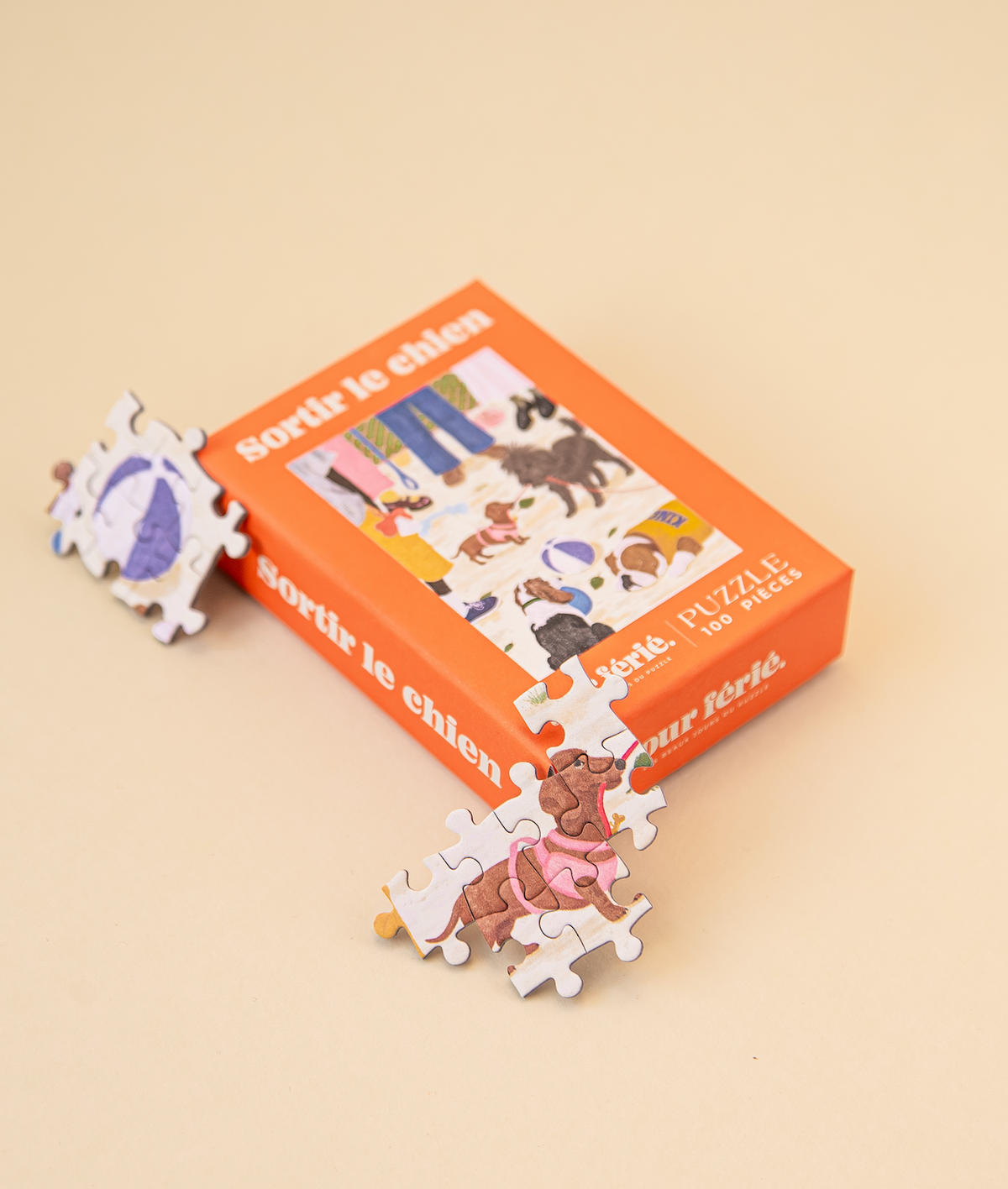 Boîte orange du mini puzzle Sortir le chien Jour Férié avec des pièces détachées
