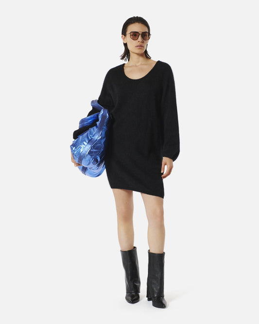 Robe pull courte Lauper noire Karma Koma portée de face en pied