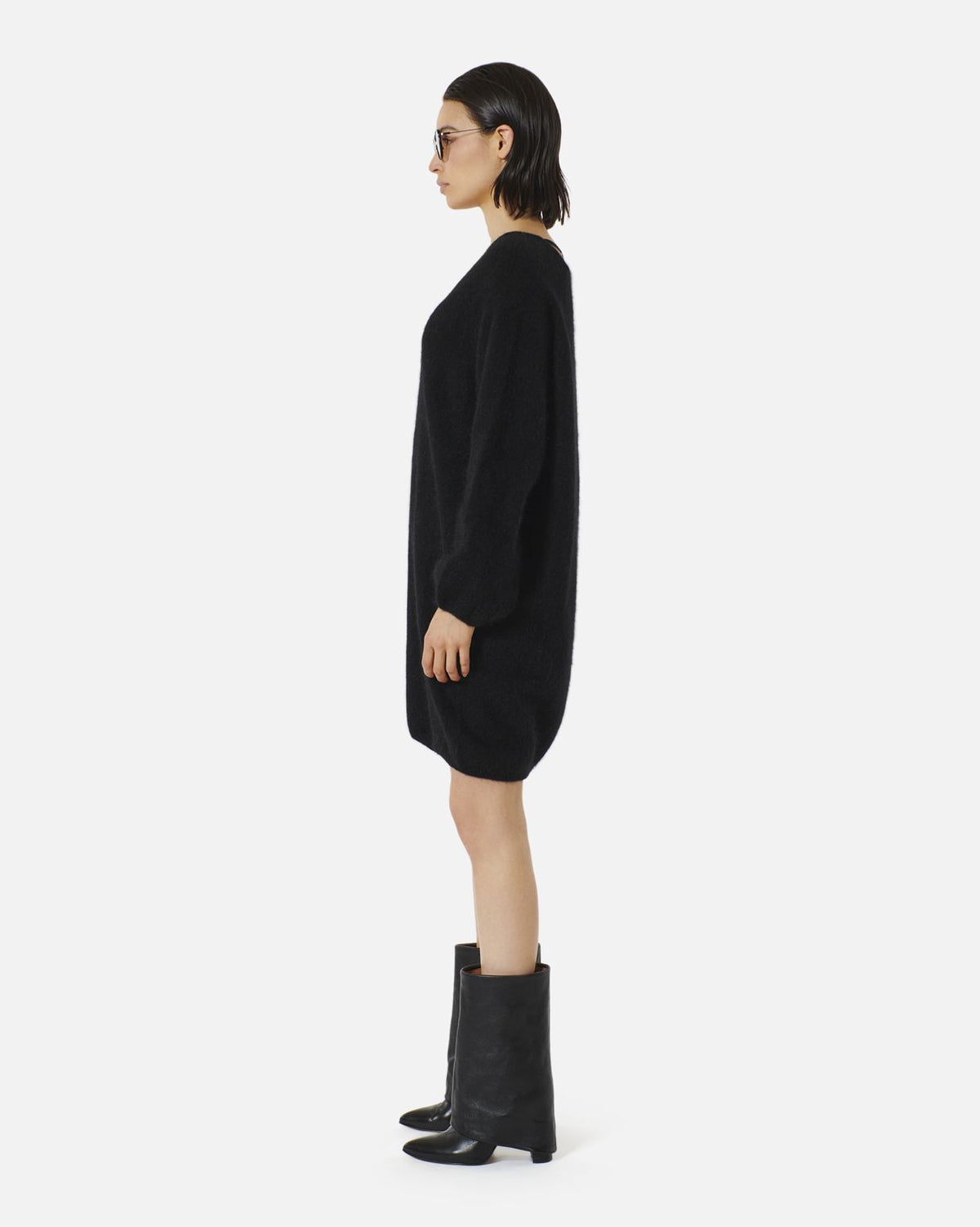 Robe pull courte Lauper noire Karma Koma portée de profil