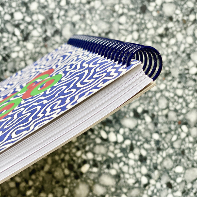 Détail de la reliure spirale du cahier de coloriages A4 Papier Tigre