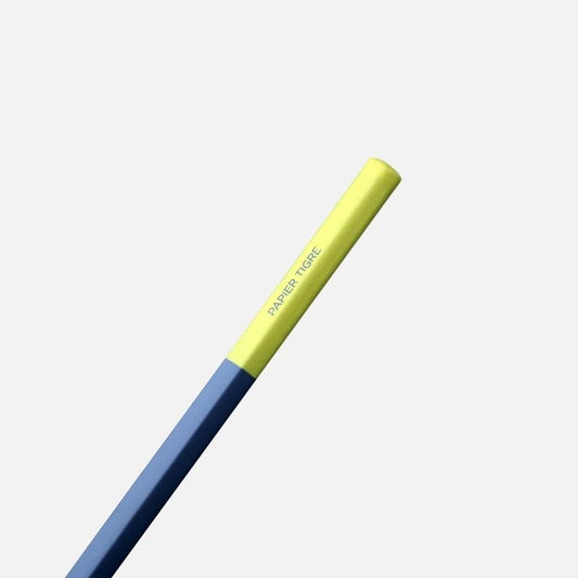 Détail de l’extrémité jaune du crayon bleu et jaune Papier Tigre
