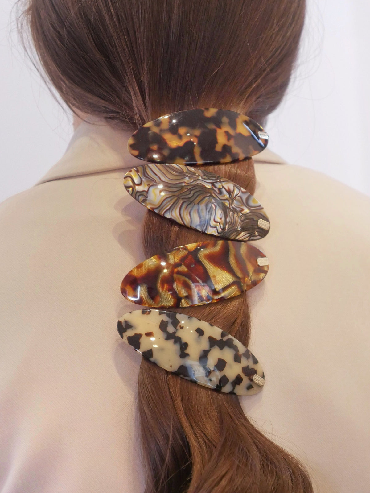 Barrettes ovales en acétate Scrunchie Is Back portées dans les cheveux