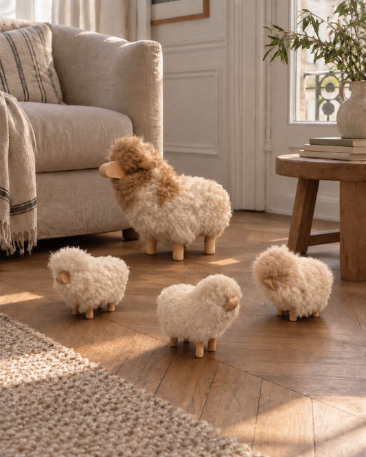 Mouton repose-pieds moyen avec trois petits moutons décoratifs dans un salon