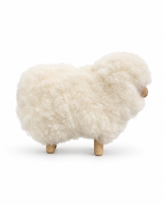 Petit mouton décoratif blanc artisanal, vue de profil