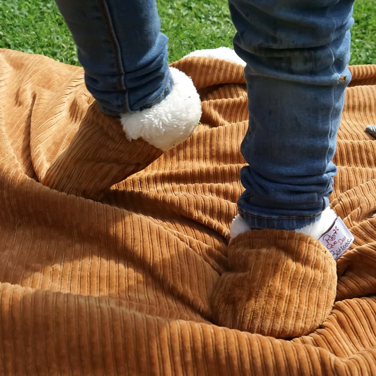 Chaussons bébé en velours portés