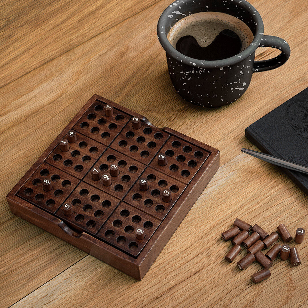Jeu Sudoku Deluxe Iron & Glory mis en scène avec une tasse