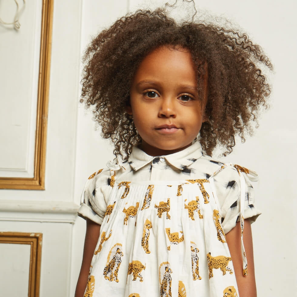 Collection Le Petit Lucas du Tertre chez Mamamushi – robe Violette léopard portée