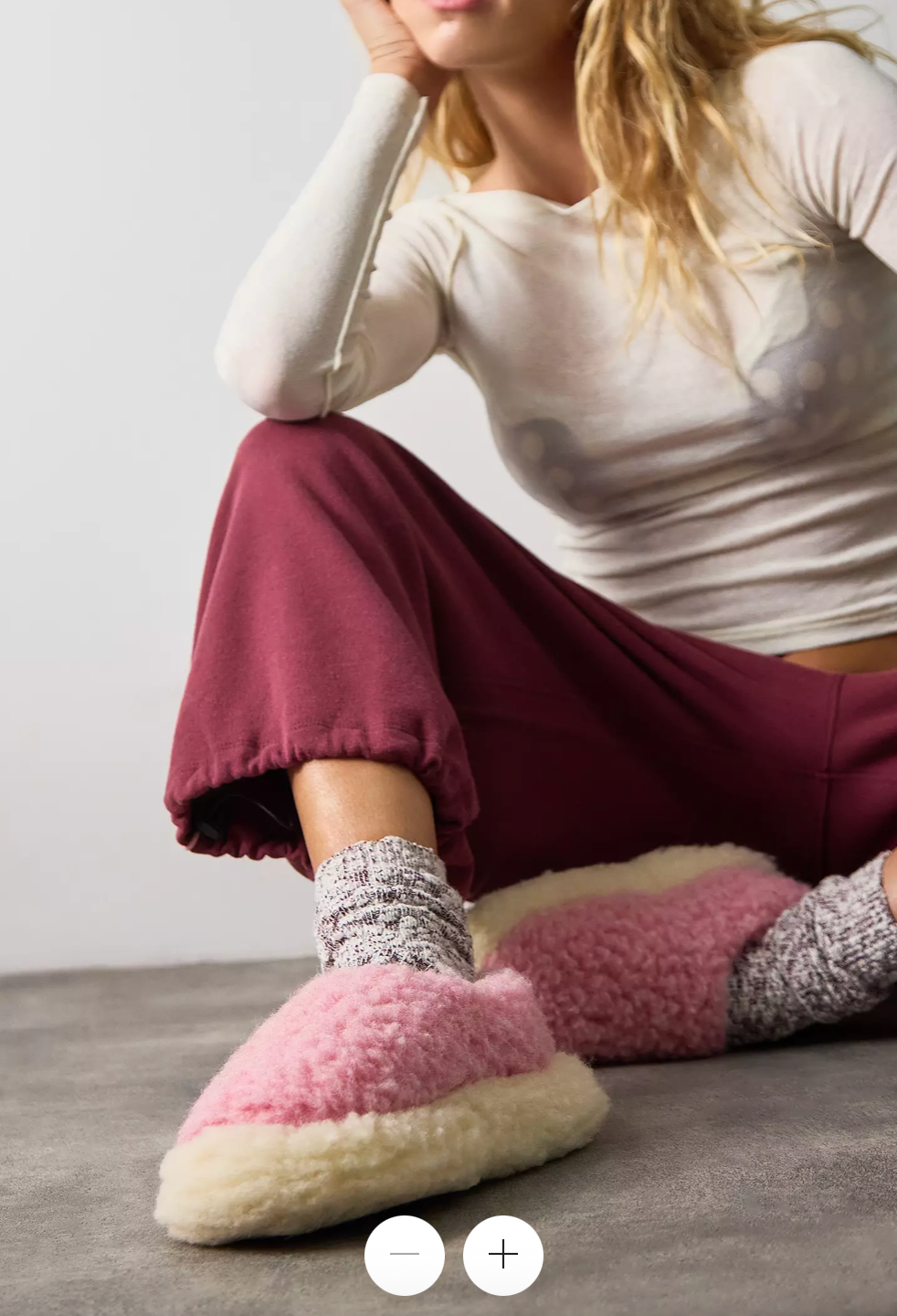 Chaussons roses en laine Yoko portés