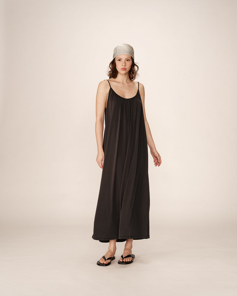 Robe longue Pivoine Grace & Mila portée