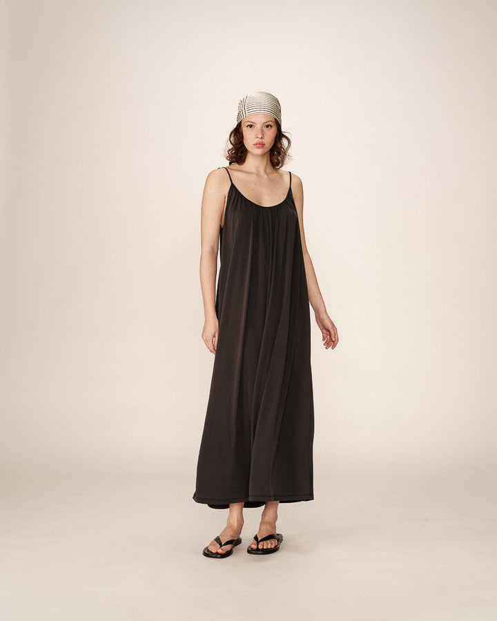 Robe longue Pivoine Grace & Mila portée