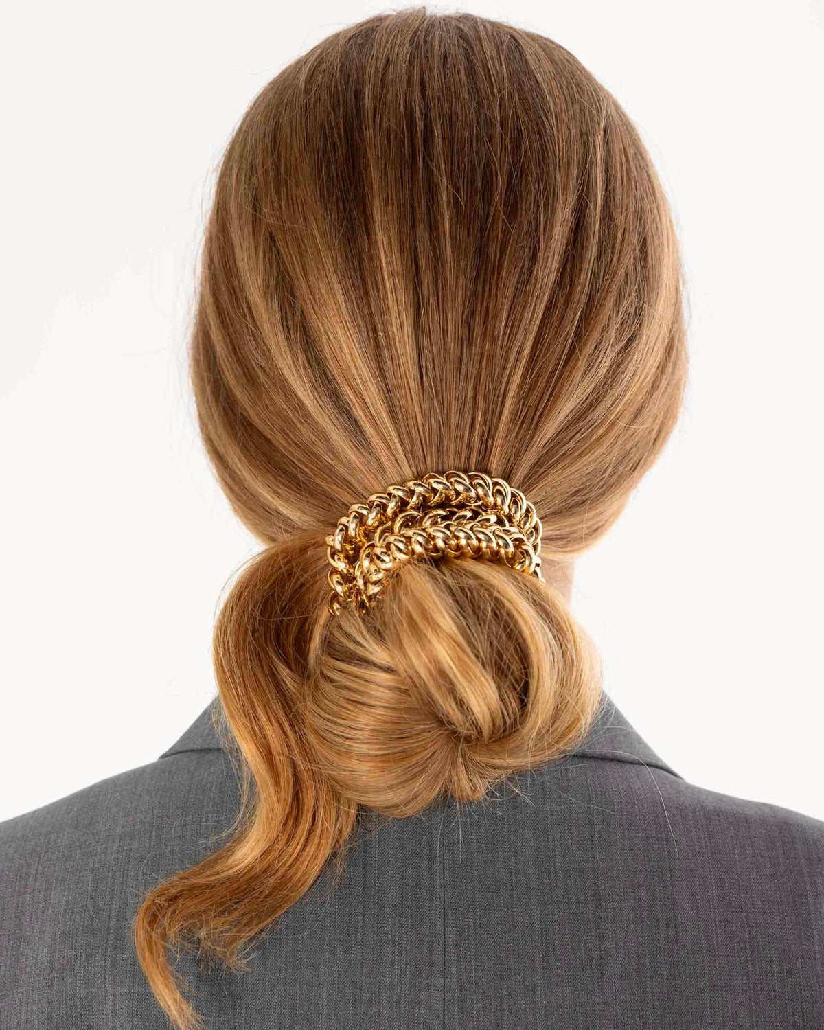 Bichous doré porté dans les cheveux – Scrunchie Is Back