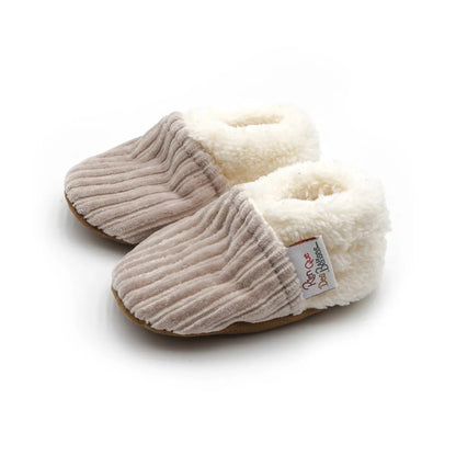 Chaussons bébé en velours (au choix) – Rien Que Des Bêtises