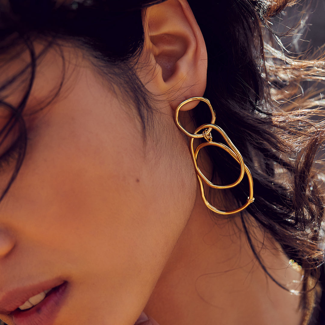 Grandes boucles d’oreilles Victoire BDM Studio porté, vue complémentaire