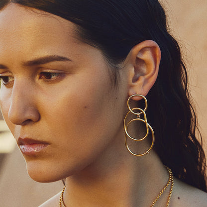 Grandes boucles d’oreilles Victoire BDM Studio porté