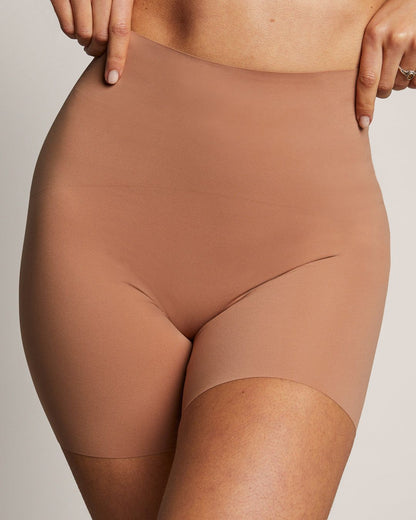 Shorty sculptant nude
