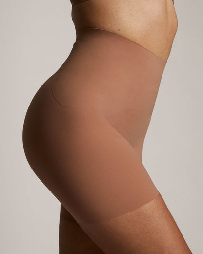 Shorty sculptant nude