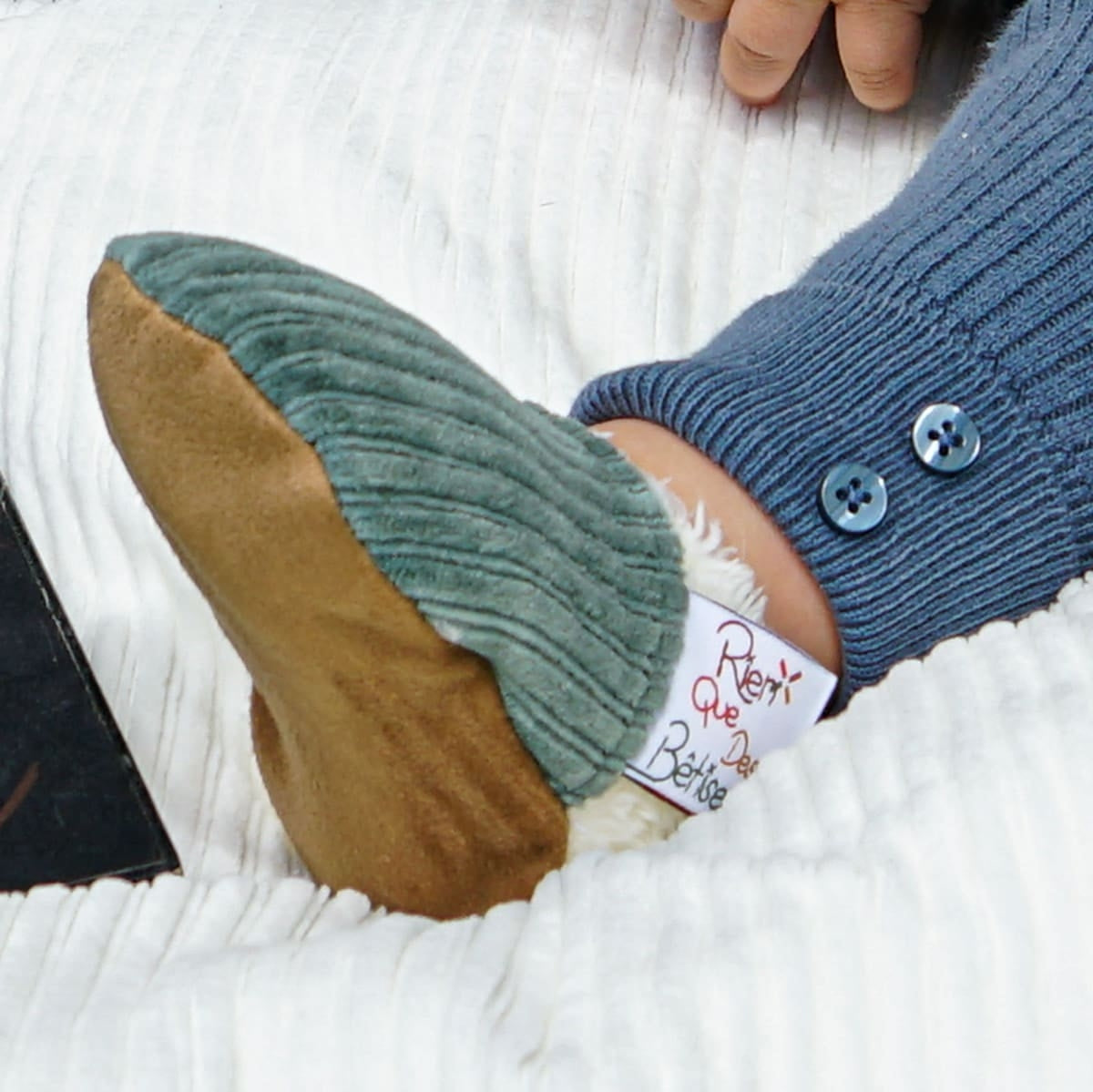Chaussons bébé en velours (au choix)