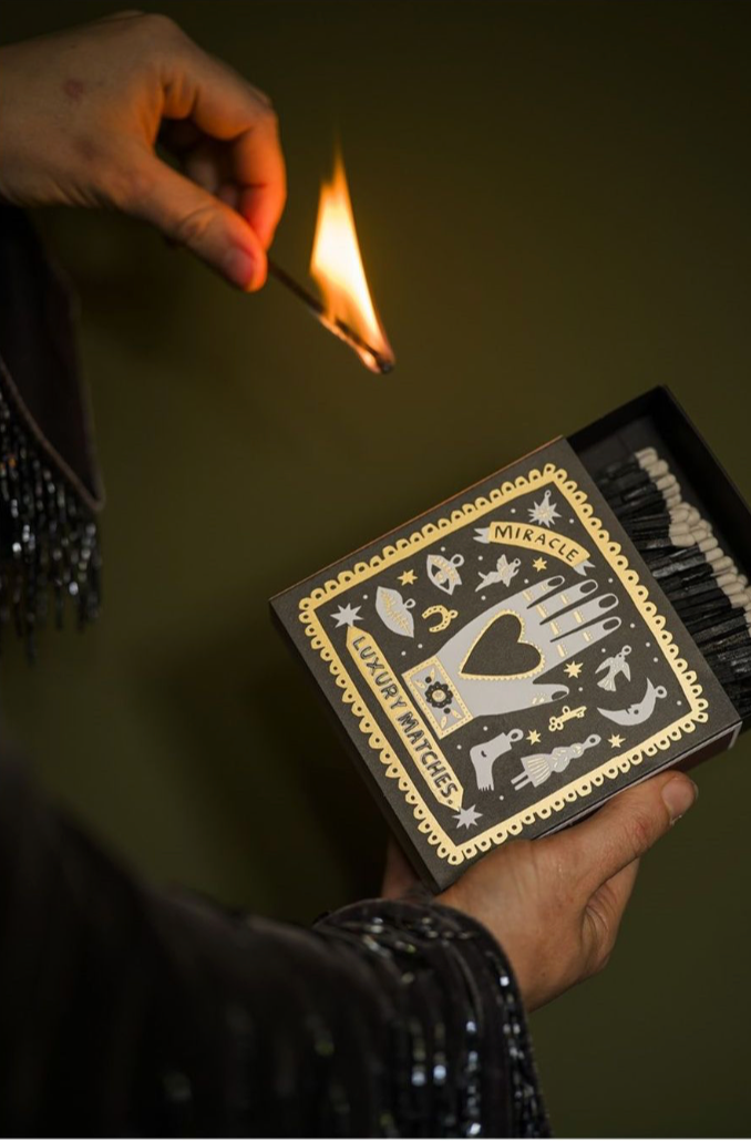Boîte d’allumettes Black Miracle noire et dorée Archivist Gallery – vue existante 2