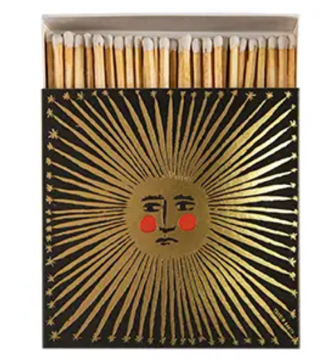 Boîte d’allumettes Sun Ray noire avec soleil doré Archivist Gallery – vue existante 1