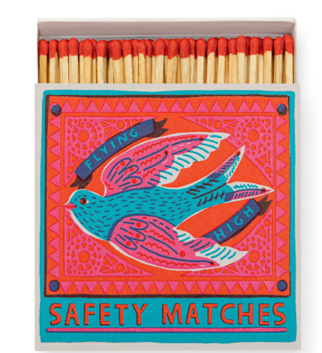 Découvrez les allumettes Flying High d'Archivist Gallery. Design vintage d'oiseaux en vol, impression letterpress artisanale et format carré écologique.