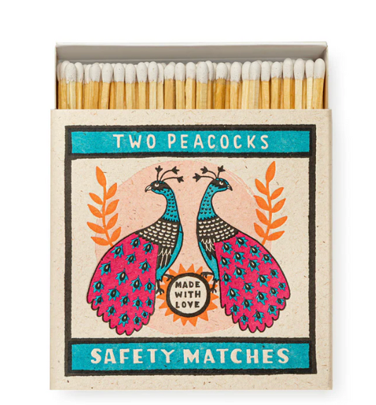 Boîte d'allumettes carrée Archivist Gallery modèle Two Peacocks avec illustration de deux paons bleus et verts, impression letterpress vintage sur fond blanc.