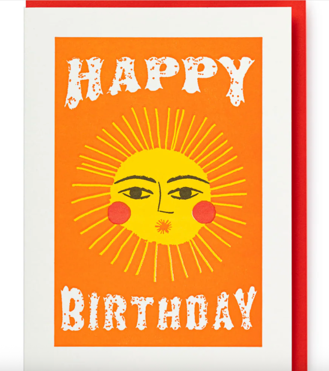 Carte Happy Birthday Sun d’Archivist Gallery avec illustration letterpress d’un soleil souriant sur fond orange, papier recyclé, intérieur vierge et enveloppe rouge.