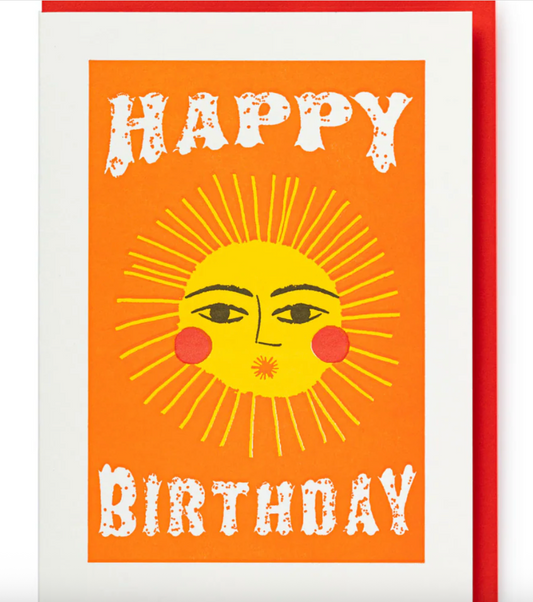 Carte Happy Birthday Sun d’Archivist Gallery avec illustration letterpress d’un soleil souriant sur fond orange, papier recyclé, intérieur vierge et enveloppe rouge.