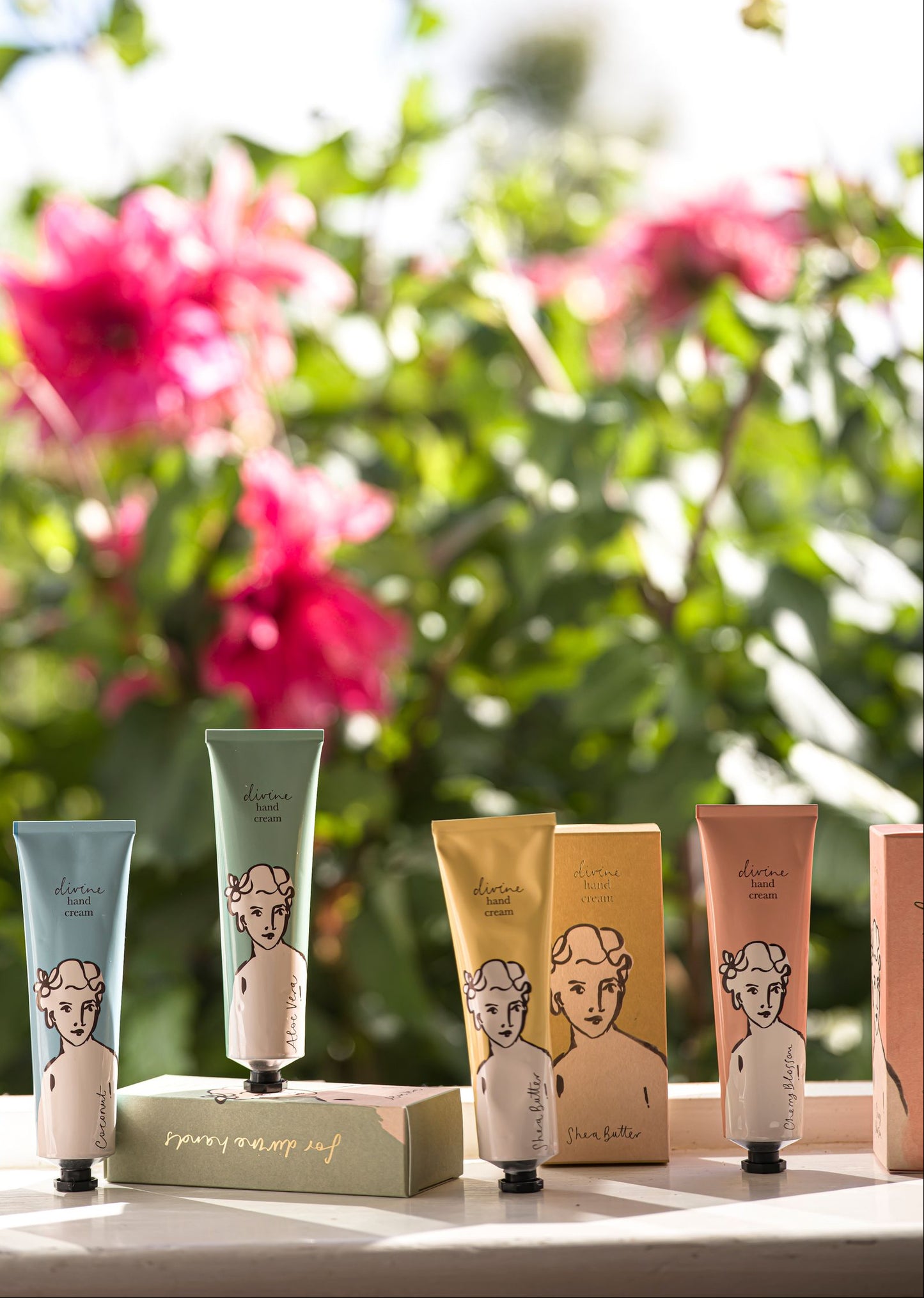 image regroupant les différentes senteur des crèmes, Cloe Vera, Shea butter, coconut, cher bloom. tube illustré d’une femme divine, soin hydratant apaisant 75 ml.