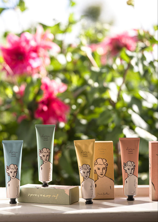 image regroupant les différentes senteur des crèmes, Cloe Vera, Shea butter, coconut, cher bloom. tube illustré d’une femme divine, soin hydratant apaisant 75 ml.