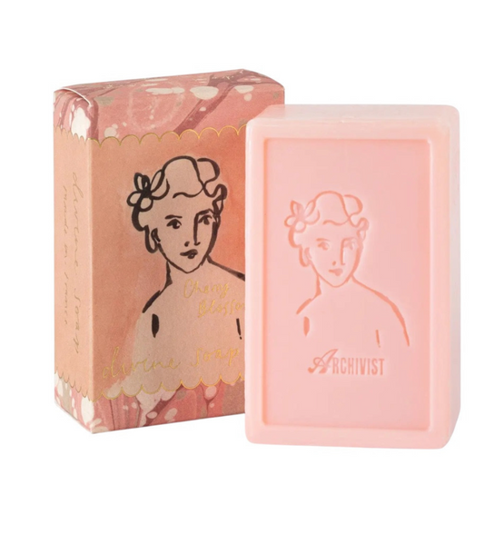 Savon Cherry Bloom Archivist Gallery parfum fleur de cerisier emballage artistique. Savon rose poudré gravé motif croquis de femme. Senteur fleur de cerisier fabriqué en France.