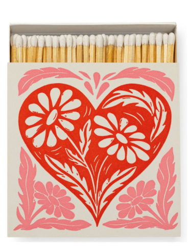 Boîte d'allumettes carrée Archivist Gallery Botanical Heart avec illustration florale en forme de cœur, impression typographique letterpress sur carton blanc.