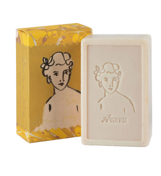 Pain de savon de Provence embossé motif de femme emballageavec la meme illustration de femme luxe beurre de karité. Archivist Gallery 150g.