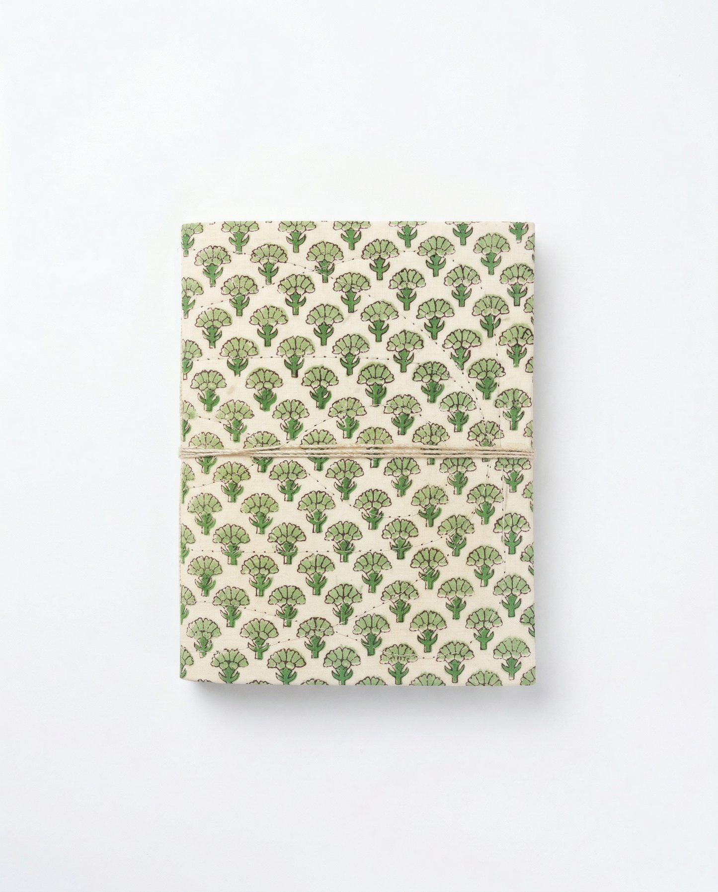 Carnet Indira A5 motif floral vert Fleur de Coton imprimé block print, fermeture par un lien en coton- Mamamushi