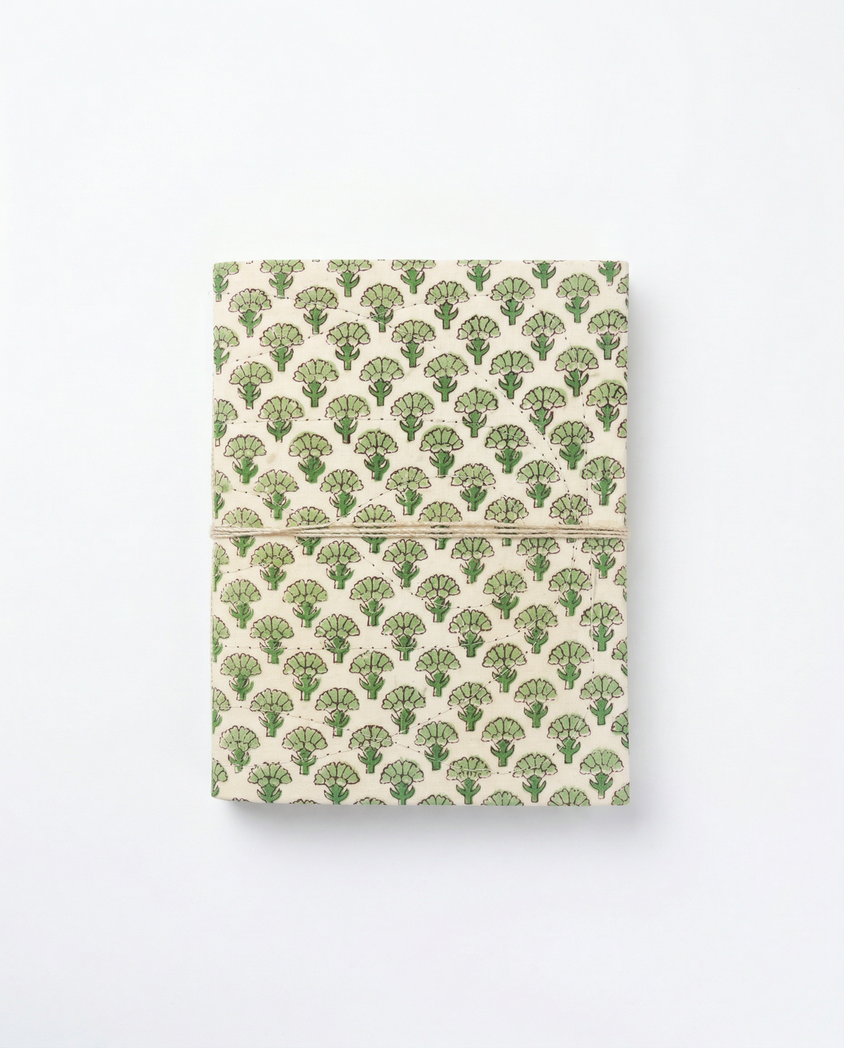 Carnet Indira A5 motif floral vert Fleur de Coton imprimé block print, fermeture par un lien en coton- Mamamushi