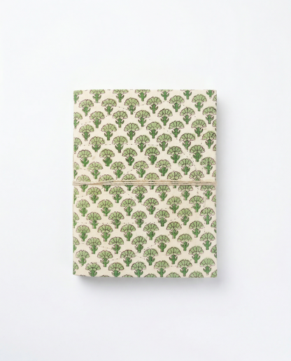 Carnet Indira A5 motif floral vert Fleur de Coton imprimé block print, fermeture par un lien en coton- Mamamushi