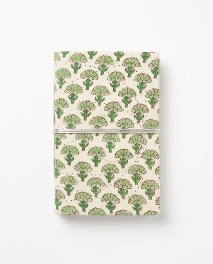 Carnet Indira A6 motif floral vert Fleur de Coton imprimé block print, fermeture par un lien en coton- Mamamushi